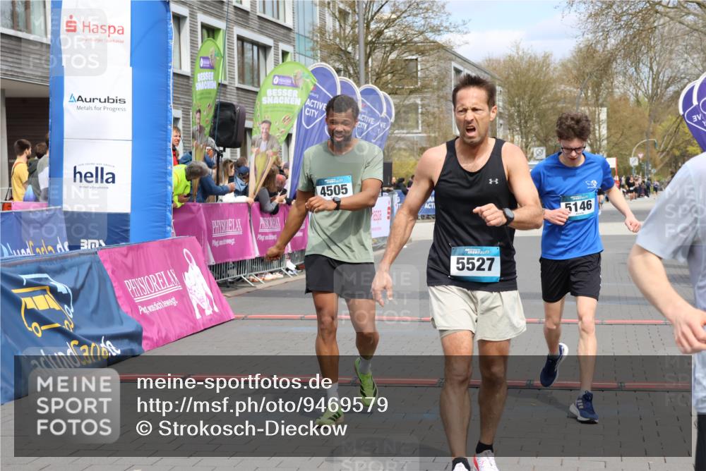 12.04.2026 - 45. Internationalen Wilhelmsburger Insellauf Strokosch-Dieckow http://msf.ph/oto/9469579 12.04.2026 12:50:25 Ziel 5527, 4505, 5146 meine-sportfotos.de