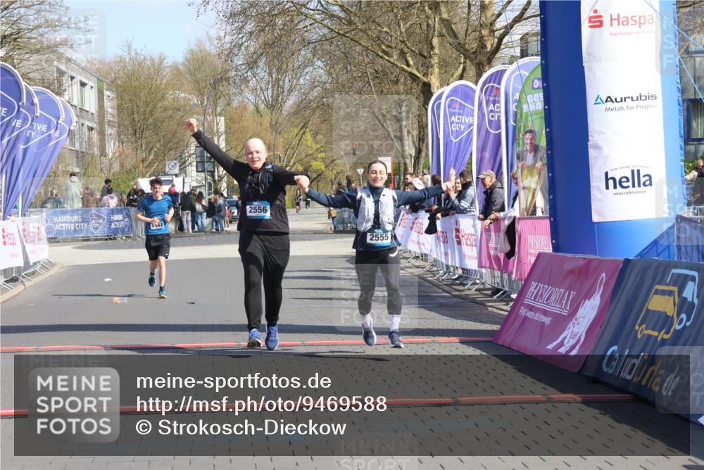 12.04.2026 - 45. Internationalen Wilhelmsburger Insellauf Strokosch-Dieckow http://msf.ph/oto/9469588 12.04.2026 11:23:56 Ziel 2556, 2555, 5583 meine-sportfotos.de