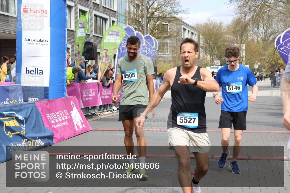 12.04.2026 - 45. Internationalen Wilhelmsburger Insellauf Strokosch-Dieckow http://msf.ph/oto/9469606 12.04.2026 12:50:25 Ziel 5527, 4505, 5146 meine-sportfotos.de