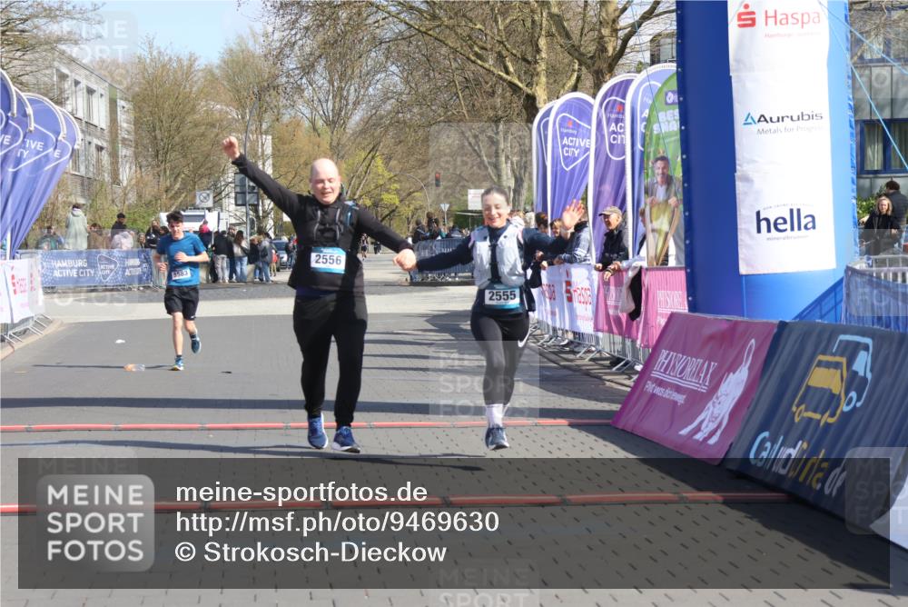 12.04.2026 - 45. Internationalen Wilhelmsburger Insellauf Strokosch-Dieckow http://msf.ph/oto/9469630 12.04.2026 11:23:56 Ziel 2556, 2555, 5583 meine-sportfotos.de