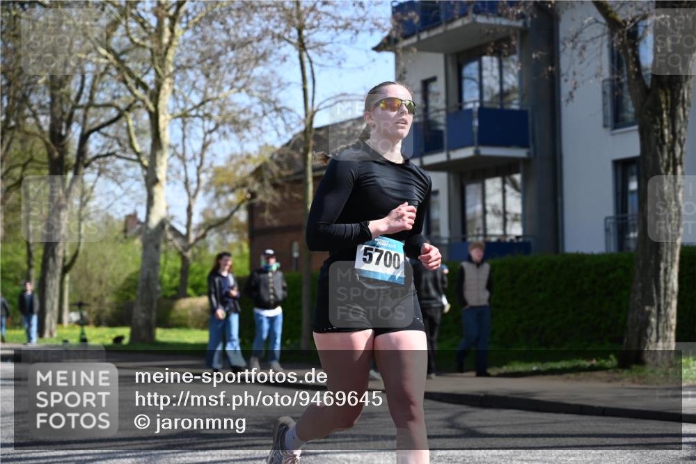 12.04.2026 - 45. Internationalen Wilhelmsburger Insellauf J. Mangold http://msf.ph/oto/9469645 12.04.2026 11:18:02 Ziel 4786, 3435, 2240, 5700, 4902, 4918, 2806, 4582, 4586, 4582, 4586, 2385, 3633 meine-sportfotos.de