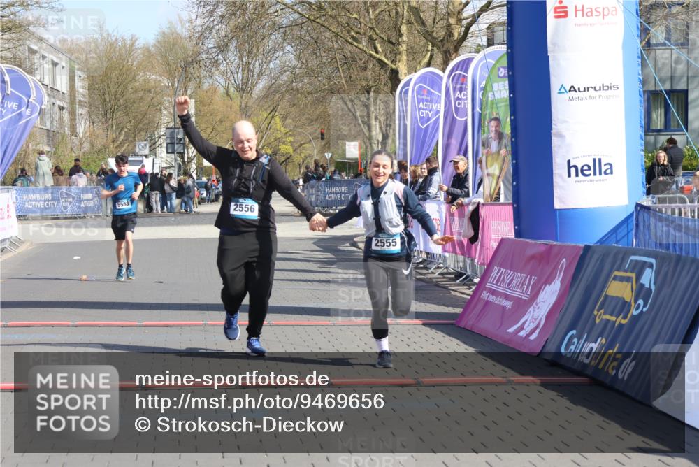 12.04.2026 - 45. Internationalen Wilhelmsburger Insellauf Strokosch-Dieckow http://msf.ph/oto/9469656 12.04.2026 11:23:56 Ziel 2556, 2555, 5583 meine-sportfotos.de