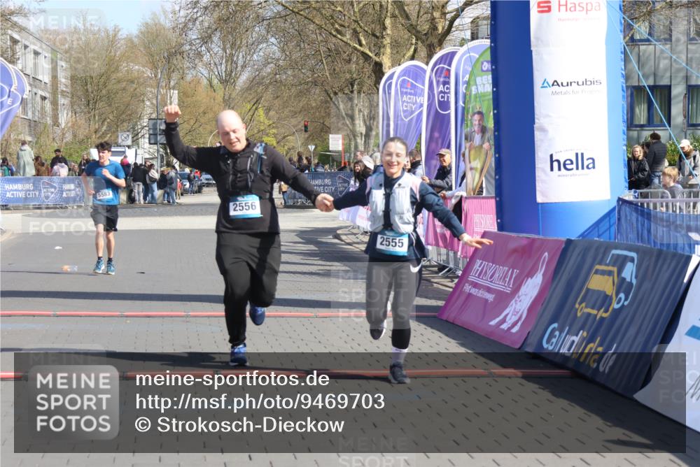 12.04.2026 - 45. Internationalen Wilhelmsburger Insellauf Strokosch-Dieckow http://msf.ph/oto/9469703 12.04.2026 11:23:57 Ziel 2556, 2555, 5583 meine-sportfotos.de