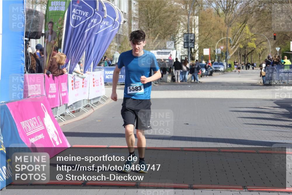 12.04.2026 - 45. Internationalen Wilhelmsburger Insellauf Strokosch-Dieckow http://msf.ph/oto/9469747 12.04.2026 11:24:01 Ziel 2555, 5583 meine-sportfotos.de