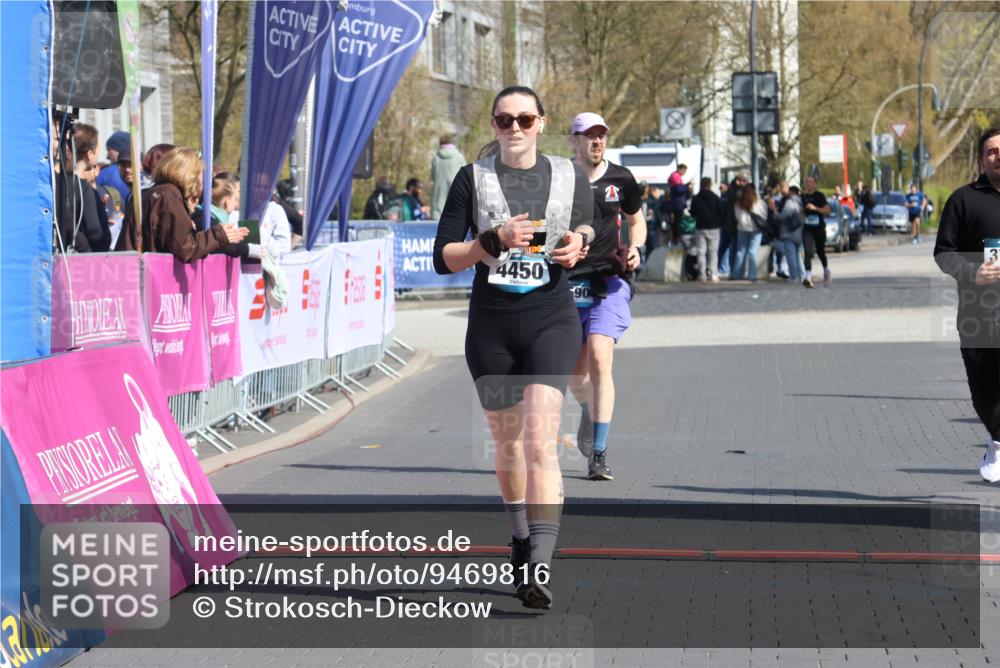 12.04.2026 - 45. Internationalen Wilhelmsburger Insellauf Strokosch-Dieckow http://msf.ph/oto/9469816 12.04.2026 11:24:45 Ziel 4450, 3719, 3690 meine-sportfotos.de