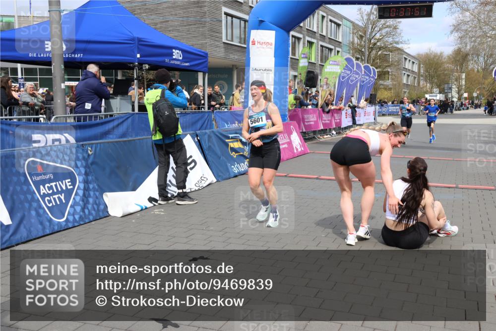12.04.2026 - 45. Internationalen Wilhelmsburger Insellauf Strokosch-Dieckow http://msf.ph/oto/9469839 12.04.2026 12:50:51 Ziel 5601, 5659, 5678 meine-sportfotos.de