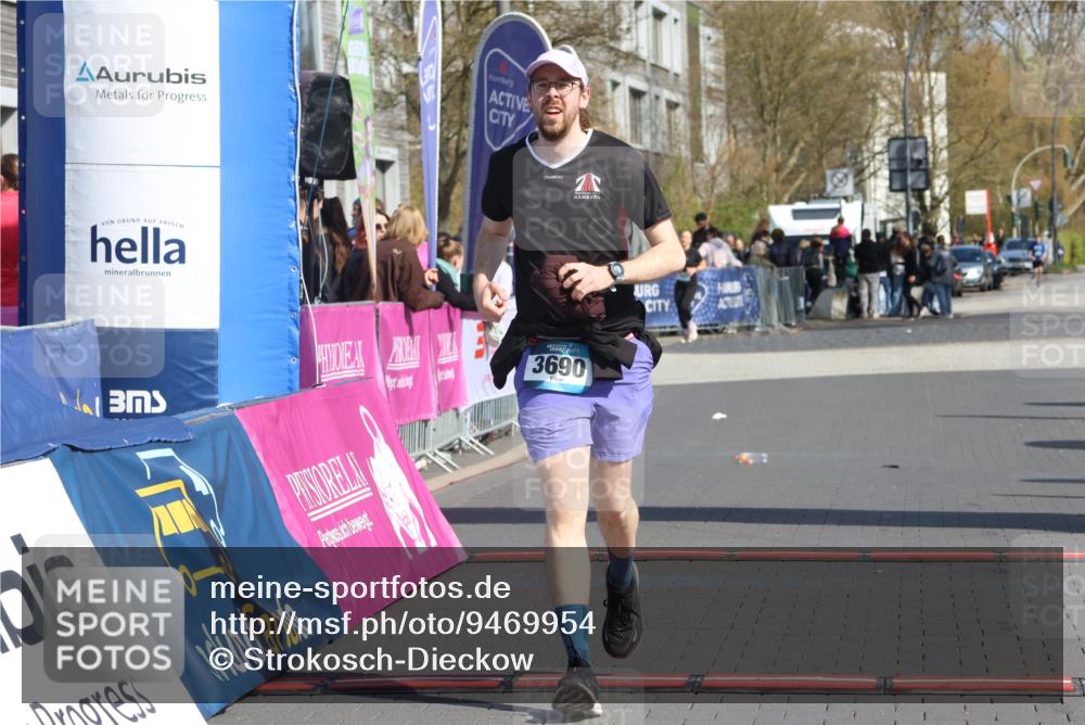 12.04.2026 - 45. Internationalen Wilhelmsburger Insellauf Strokosch-Dieckow http://msf.ph/oto/9469954 12.04.2026 11:24:49 Ziel 4450, 3719, 3690 meine-sportfotos.de