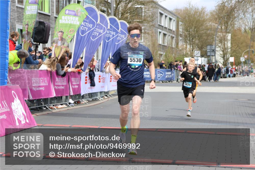 12.04.2026 - 45. Internationalen Wilhelmsburger Insellauf Strokosch-Dieckow http://msf.ph/oto/9469992 12.04.2026 12:51:16 Ziel 5530, 5825, 5411 meine-sportfotos.de