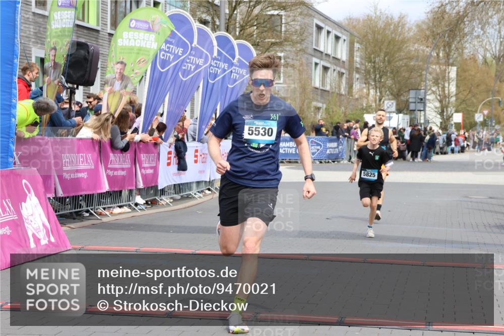 12.04.2026 - 45. Internationalen Wilhelmsburger Insellauf Strokosch-Dieckow http://msf.ph/oto/9470021 12.04.2026 12:51:16 Ziel 5530, 5825, 5411 meine-sportfotos.de