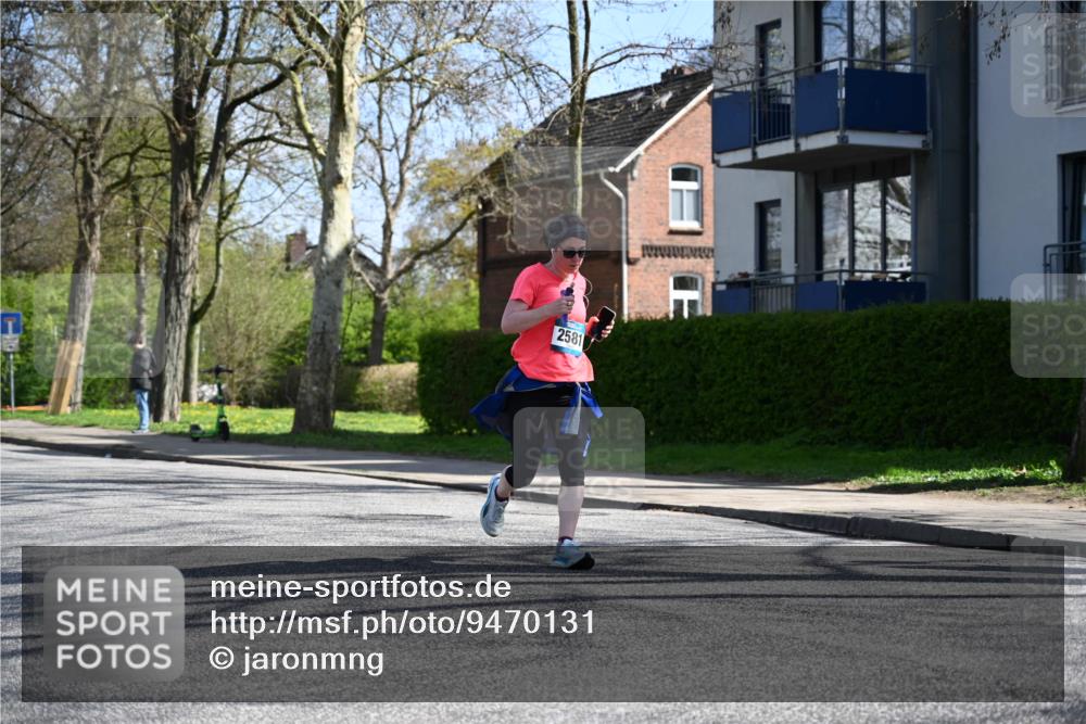 12.04.2026 - 45. Internationalen Wilhelmsburger Insellauf J. Mangold http://msf.ph/oto/9470131 12.04.2026 11:19:33 Ziel 5571, 5035, 4520, 3124, 3123, 2581, 2788, 2788, 4614, 2318, 4058, 3707, 4446, 4165 meine-sportfotos.de