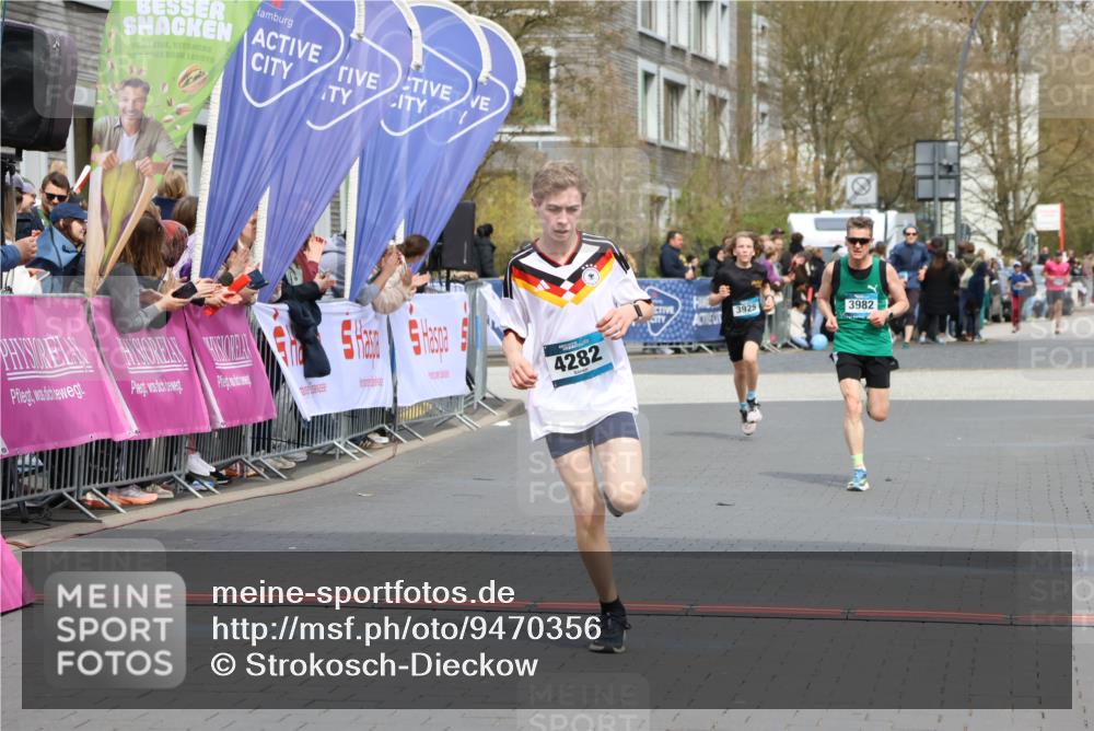 12.04.2026 - 45. Internationalen Wilhelmsburger Insellauf Strokosch-Dieckow http://msf.ph/oto/9470356 12.04.2026 12:51:37 Ziel 4282, 3982, 3925 meine-sportfotos.de