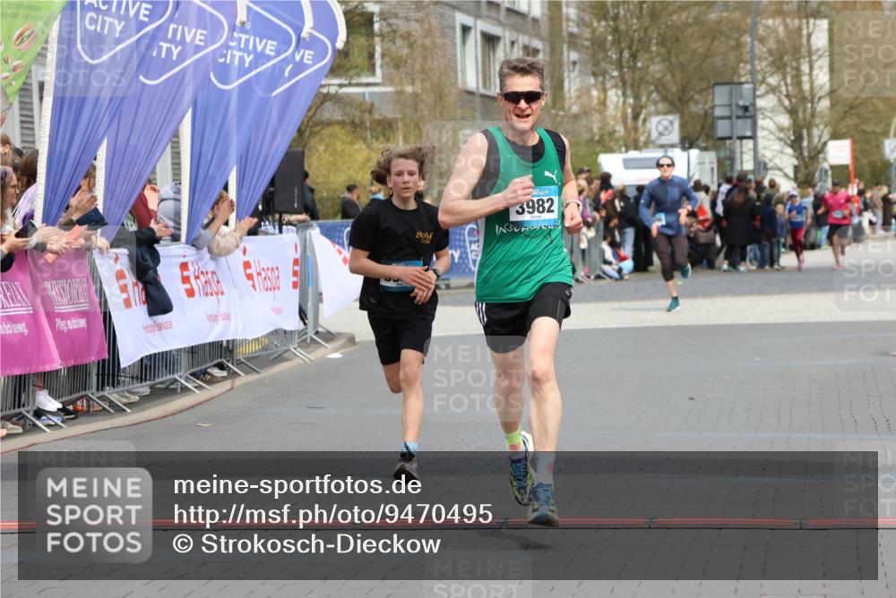 12.04.2026 - 45. Internationalen Wilhelmsburger Insellauf Strokosch-Dieckow http://msf.ph/oto/9470495 12.04.2026 12:51:40 Ziel 4282, 3982, 3925 meine-sportfotos.de