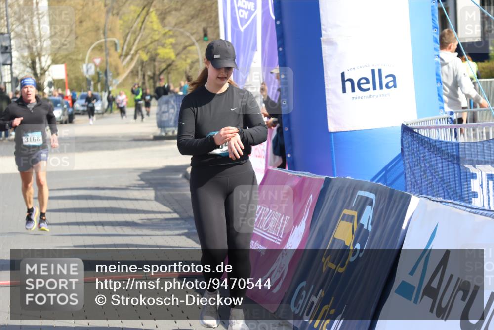 12.04.2026 - 45. Internationalen Wilhelmsburger Insellauf Strokosch-Dieckow http://msf.ph/oto/9470544 12.04.2026 11:25:59 Ziel 2025, 2542, 3168, 3775 meine-sportfotos.de