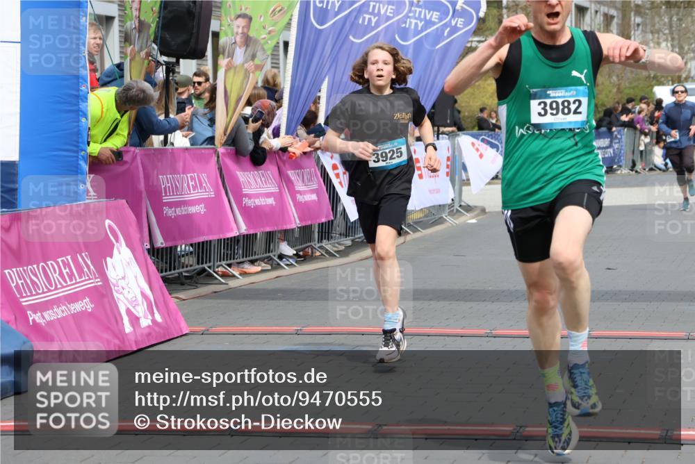 12.04.2026 - 45. Internationalen Wilhelmsburger Insellauf Strokosch-Dieckow http://msf.ph/oto/9470555 12.04.2026 12:51:41 Ziel 4282, 3982, 3925 meine-sportfotos.de