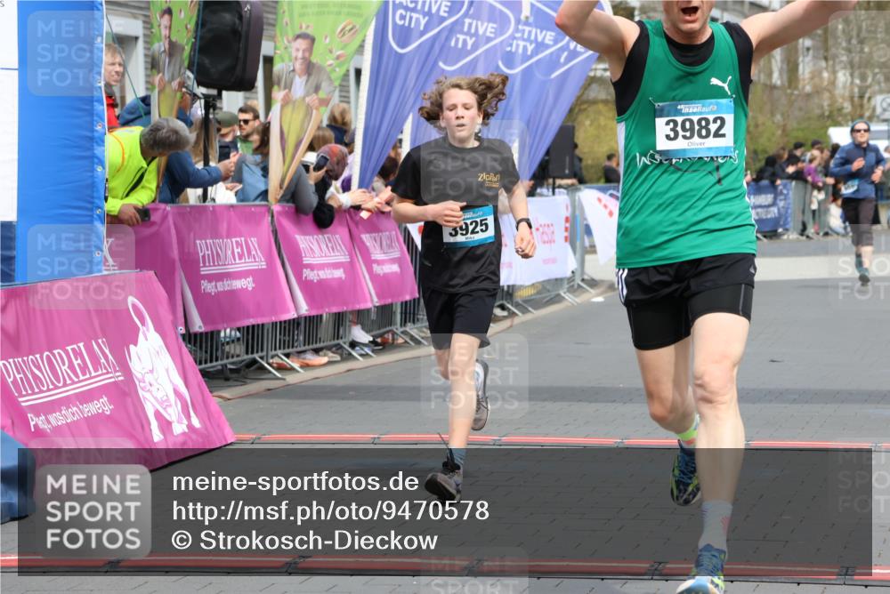 12.04.2026 - 45. Internationalen Wilhelmsburger Insellauf Strokosch-Dieckow http://msf.ph/oto/9470578 12.04.2026 12:51:41 Ziel 4282, 3982, 3925 meine-sportfotos.de