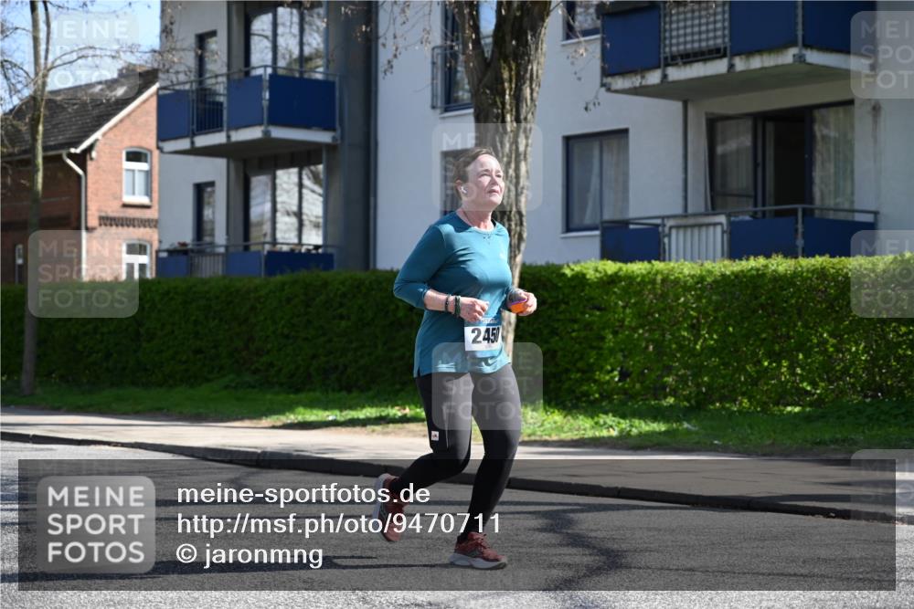 12.04.2026 - 45. Internationalen Wilhelmsburger Insellauf J. Mangold http://msf.ph/oto/9470711 12.04.2026 11:22:47 Ziel 2450, 2928, 2929, 5253, 5253, 3273 meine-sportfotos.de