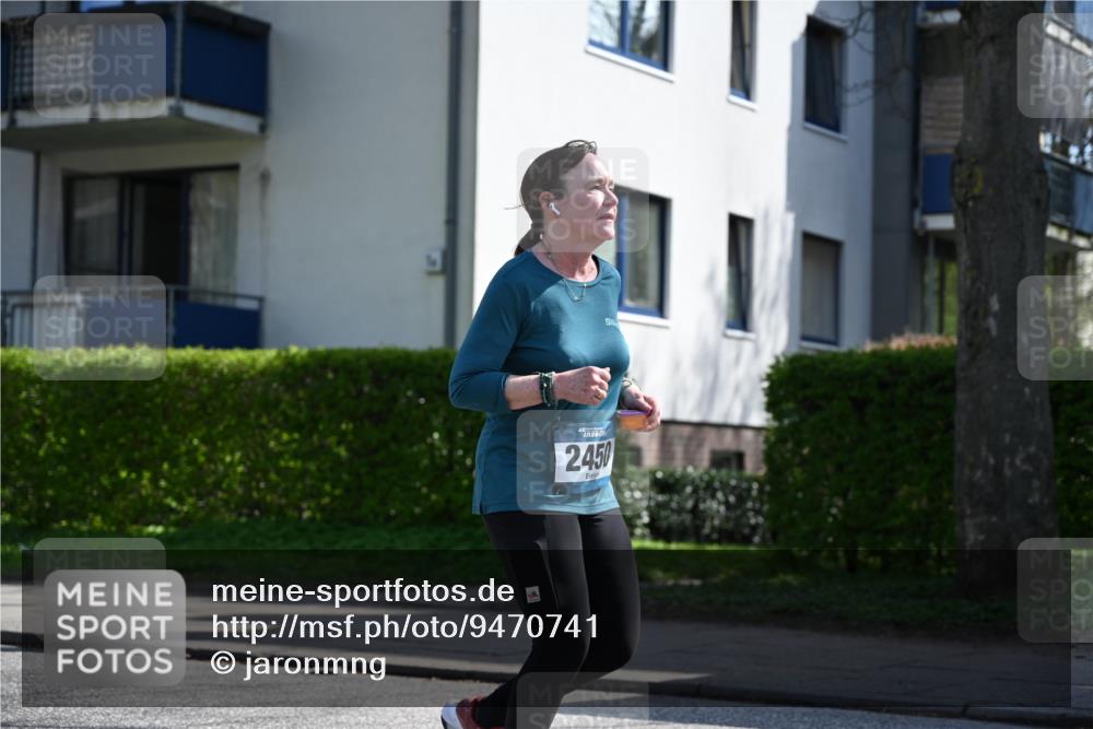 12.04.2026 - 45. Internationalen Wilhelmsburger Insellauf J. Mangold http://msf.ph/oto/9470741 12.04.2026 11:22:48 Ziel 2450, 2928, 2929, 5253, 3273 meine-sportfotos.de