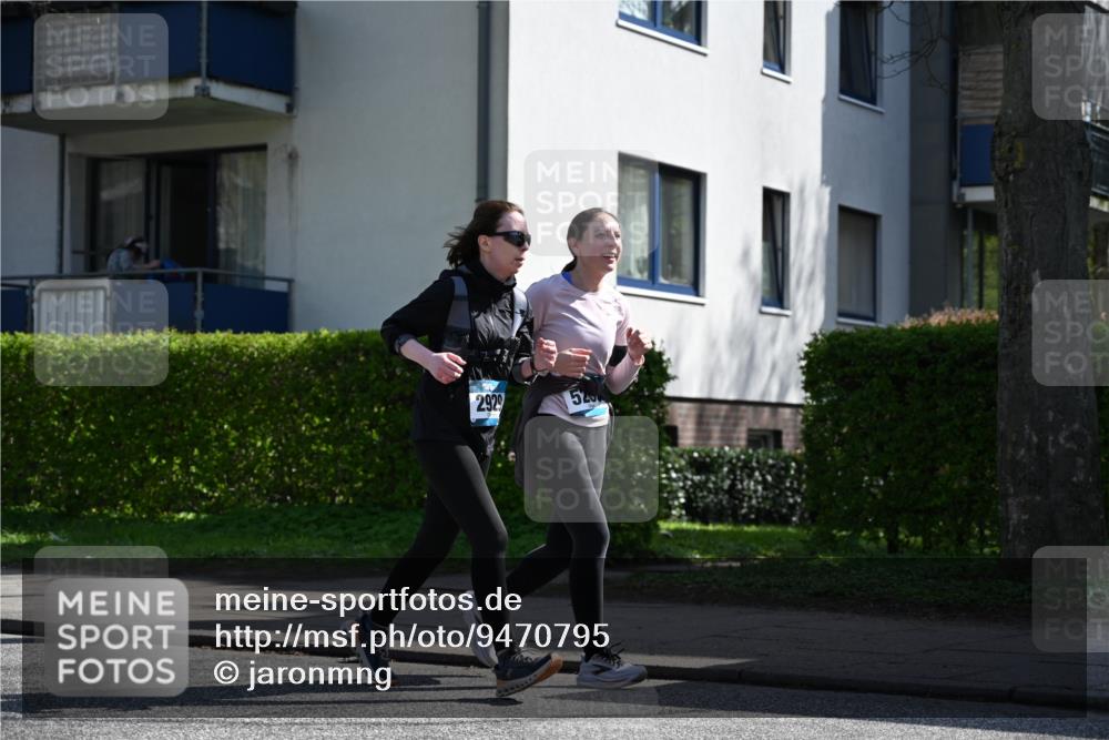 12.04.2026 - 45. Internationalen Wilhelmsburger Insellauf J. Mangold http://msf.ph/oto/9470795 12.04.2026 11:23:04 Ziel 2450, 2928, 2929, 5253, 3273, 2556, 2556, 2555, 5583 meine-sportfotos.de