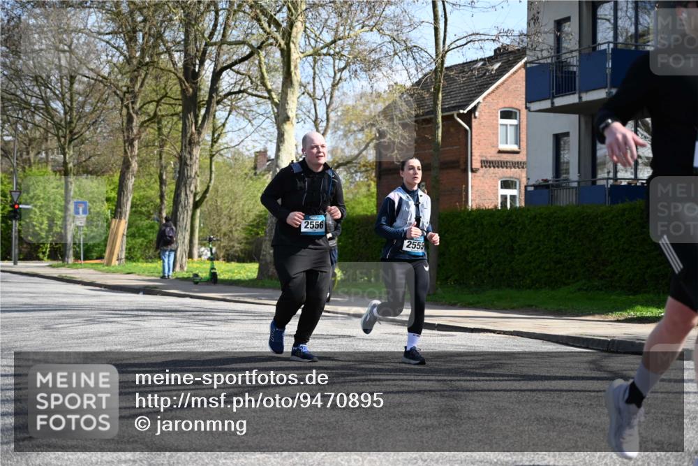 12.04.2026 - 45. Internationalen Wilhelmsburger Insellauf J. Mangold http://msf.ph/oto/9470895 12.04.2026 11:23:25 Ziel 3273, 2556, 2555, 5583 meine-sportfotos.de