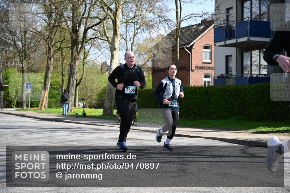 12.04.2026 - 45. Internationalen Wilhelmsburger Insellauf J. Mangold http://msf.ph/oto/9470897 12.04.2026 11:23:25 Ziel 3273, 2556, 2555, 5583 meine-sportfotos.de