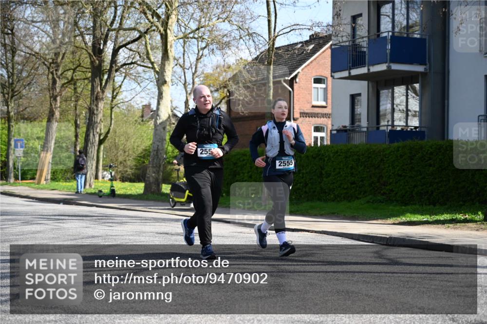 12.04.2026 - 45. Internationalen Wilhelmsburger Insellauf J. Mangold http://msf.ph/oto/9470902 12.04.2026 11:23:25 Ziel 3273, 2556, 2555, 5583 meine-sportfotos.de