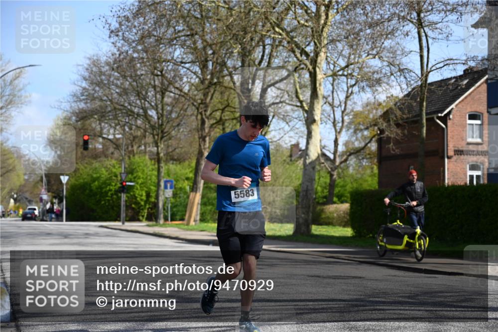 12.04.2026 - 45. Internationalen Wilhelmsburger Insellauf J. Mangold http://msf.ph/oto/9470929 12.04.2026 11:23:27 Ziel 3273, 2556, 2555, 5583 meine-sportfotos.de