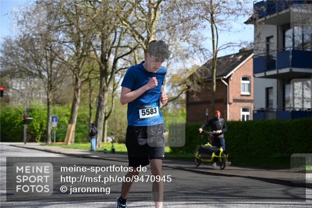 12.04.2026 - 45. Internationalen Wilhelmsburger Insellauf J. Mangold http://msf.ph/oto/9470945 12.04.2026 11:23:28 Ziel 3273, 2556, 2555, 5583 meine-sportfotos.de