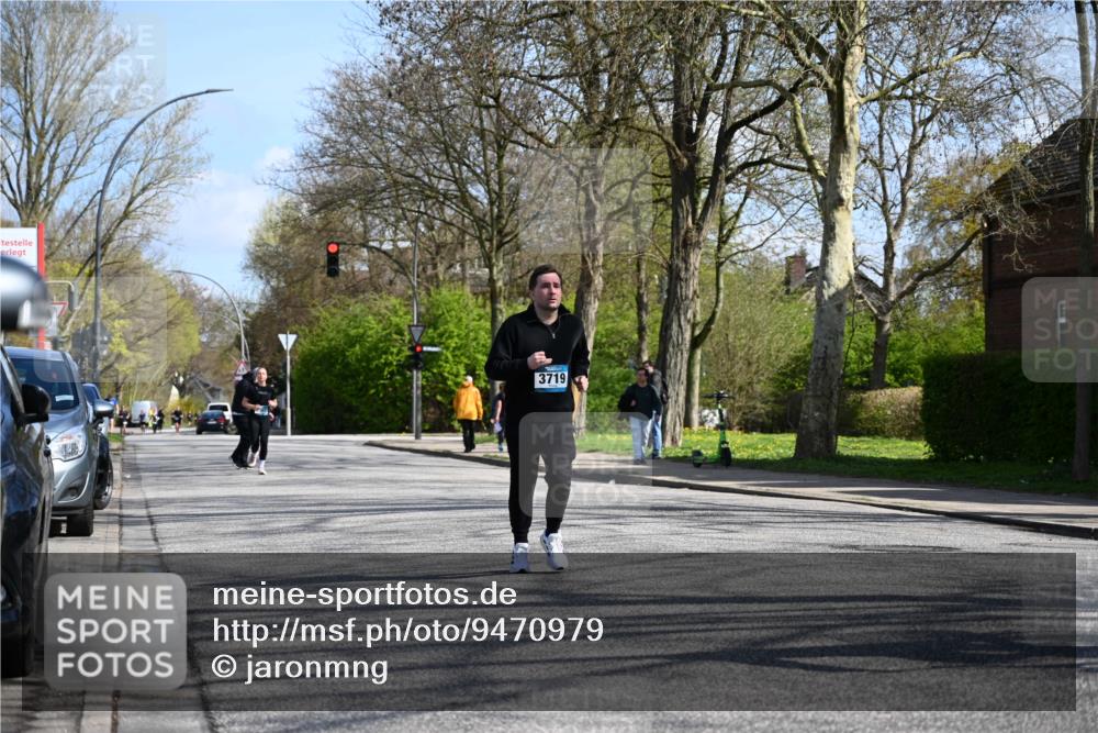 12.04.2026 - 45. Internationalen Wilhelmsburger Insellauf J. Mangold http://msf.ph/oto/9470979 12.04.2026 11:24:22 Ziel 4450, 3719, 3690, 2907 meine-sportfotos.de