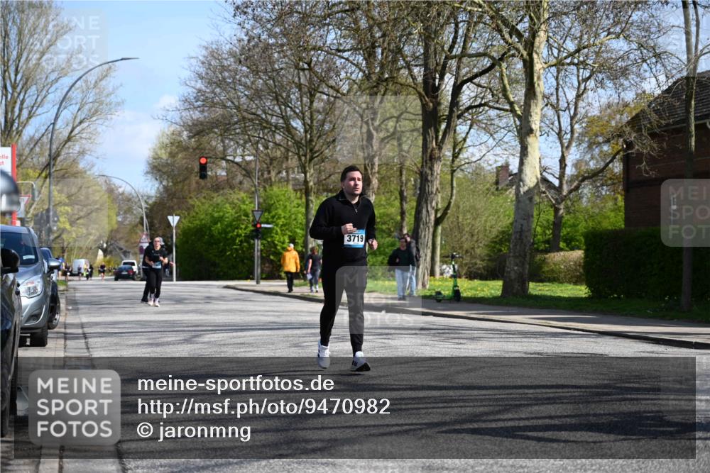 12.04.2026 - 45. Internationalen Wilhelmsburger Insellauf J. Mangold http://msf.ph/oto/9470982 12.04.2026 11:24:23 Ziel 4450, 3719, 3690, 2907 meine-sportfotos.de