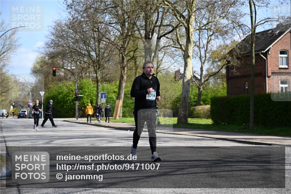 12.04.2026 - 45. Internationalen Wilhelmsburger Insellauf J. Mangold http://msf.ph/oto/9471007 12.04.2026 11:24:23 Ziel 4450, 3719, 3690, 2907 meine-sportfotos.de