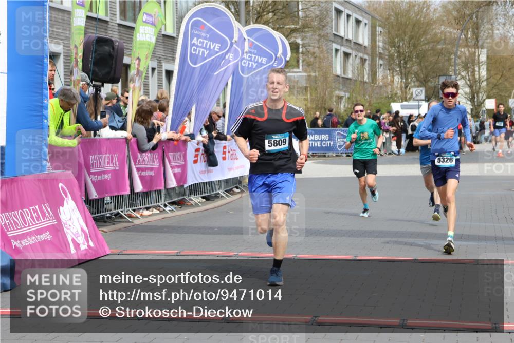 12.04.2026 - 45. Internationalen Wilhelmsburger Insellauf Strokosch-Dieckow http://msf.ph/oto/9471014 12.04.2026 12:52:13 Ziel 5809, 5326, 2787, 5627 meine-sportfotos.de