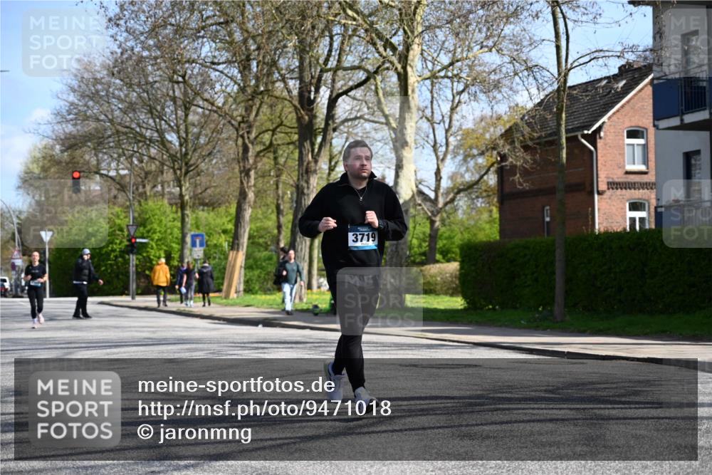 12.04.2026 - 45. Internationalen Wilhelmsburger Insellauf J. Mangold http://msf.ph/oto/9471018 12.04.2026 11:24:24 Ziel 4450, 3719, 3690, 2907 meine-sportfotos.de