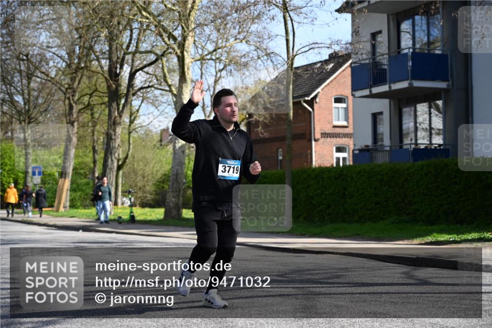 12.04.2026 - 45. Internationalen Wilhelmsburger Insellauf J. Mangold http://msf.ph/oto/9471032 12.04.2026 11:24:24 Ziel 4450, 3719, 3690, 2907 meine-sportfotos.de