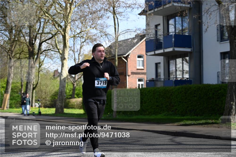 12.04.2026 - 45. Internationalen Wilhelmsburger Insellauf J. Mangold http://msf.ph/oto/9471038 12.04.2026 11:24:24 Ziel 4450, 3719, 3690, 2907 meine-sportfotos.de