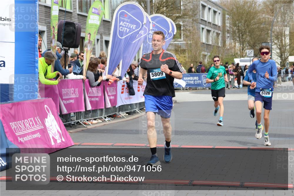 12.04.2026 - 45. Internationalen Wilhelmsburger Insellauf Strokosch-Dieckow http://msf.ph/oto/9471056 12.04.2026 12:52:13 Ziel 5809, 5326, 2787, 5627 meine-sportfotos.de