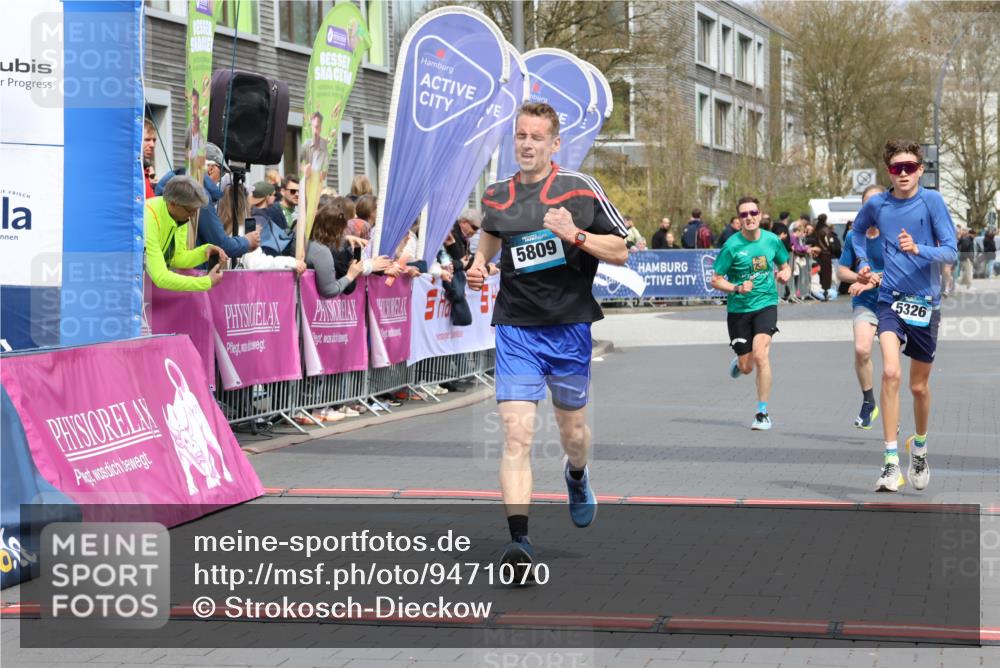 12.04.2026 - 45. Internationalen Wilhelmsburger Insellauf Strokosch-Dieckow http://msf.ph/oto/9471070 12.04.2026 12:52:13 Ziel 5809, 5326, 2787, 5627 meine-sportfotos.de