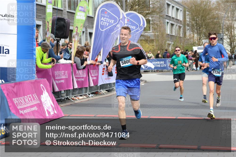12.04.2026 - 45. Internationalen Wilhelmsburger Insellauf Strokosch-Dieckow http://msf.ph/oto/9471084 12.04.2026 12:52:13 Ziel 5809, 5326, 2787, 5627 meine-sportfotos.de