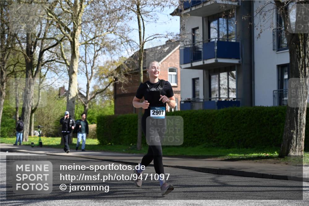 12.04.2026 - 45. Internationalen Wilhelmsburger Insellauf J. Mangold http://msf.ph/oto/9471097 12.04.2026 11:24:32 Ziel 3719, 3690, 2907, 4146 meine-sportfotos.de