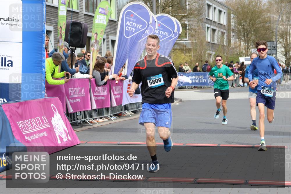 12.04.2026 - 45. Internationalen Wilhelmsburger Insellauf Strokosch-Dieckow http://msf.ph/oto/9471101 12.04.2026 12:52:13 Ziel 5809, 5326, 2787, 5627 meine-sportfotos.de