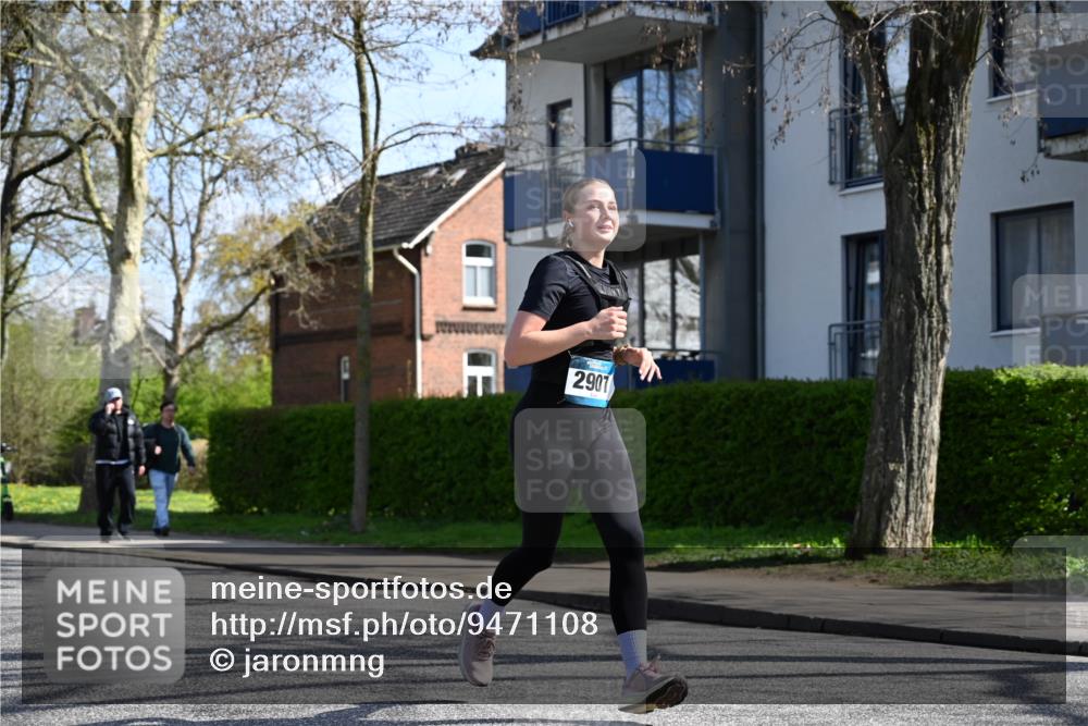12.04.2026 - 45. Internationalen Wilhelmsburger Insellauf J. Mangold http://msf.ph/oto/9471108 12.04.2026 11:24:32 Ziel 3719, 3690, 2907, 4146 meine-sportfotos.de