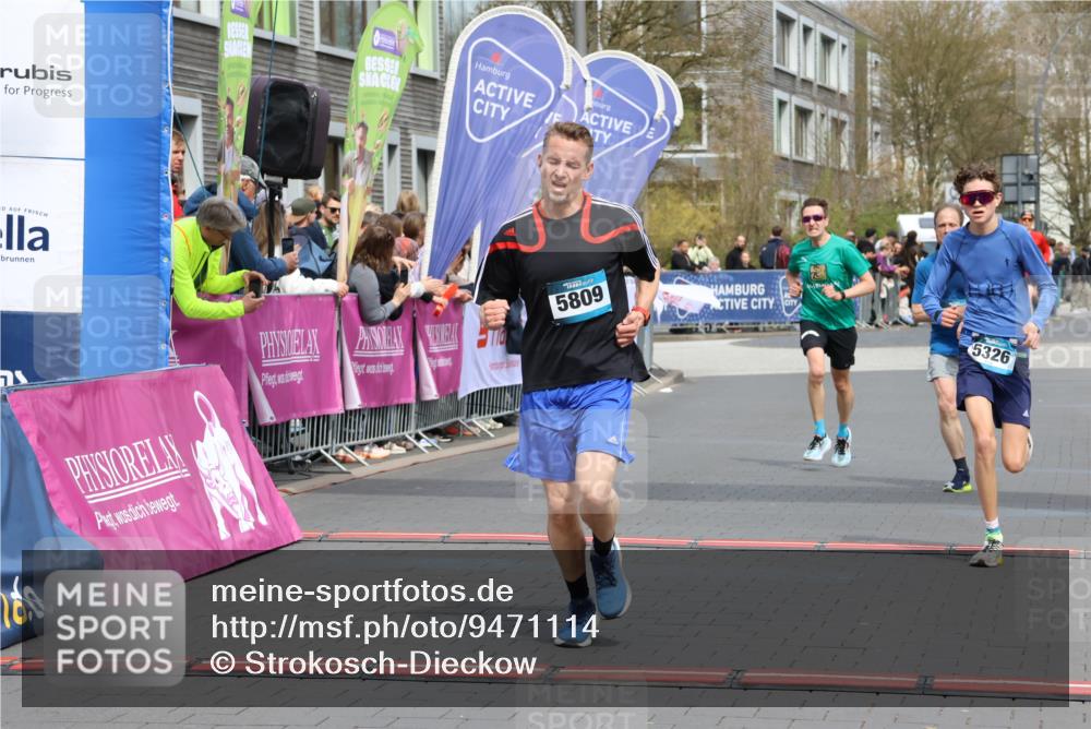 12.04.2026 - 45. Internationalen Wilhelmsburger Insellauf Strokosch-Dieckow http://msf.ph/oto/9471114 12.04.2026 12:52:13 Ziel 5809, 5326, 2787, 5627 meine-sportfotos.de
