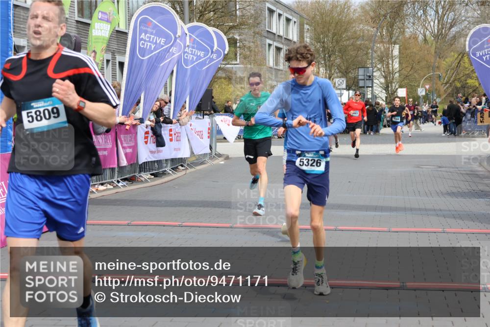 12.04.2026 - 45. Internationalen Wilhelmsburger Insellauf Strokosch-Dieckow http://msf.ph/oto/9471171 12.04.2026 12:52:14 Ziel 5809, 5326, 2787, 5627 meine-sportfotos.de