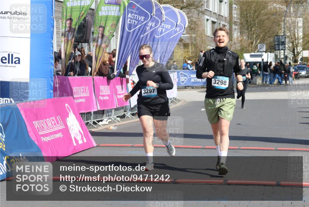 12.04.2026 - 45. Internationalen Wilhelmsburger Insellauf Strokosch-Dieckow http://msf.ph/oto/9471242 12.04.2026 11:27:24 Ziel 3298, 3297 meine-sportfotos.de