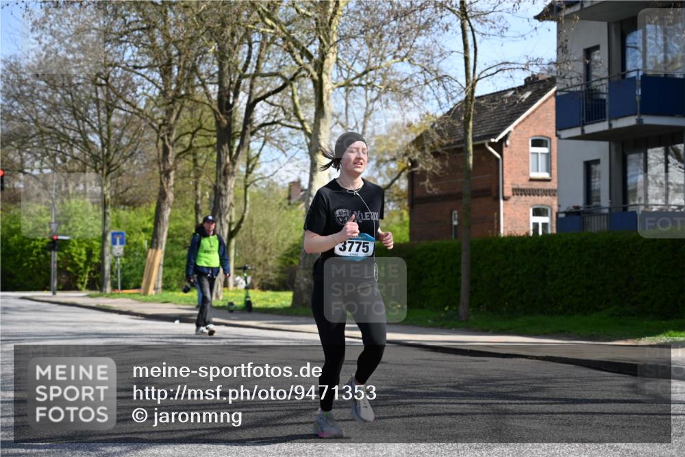 12.04.2026 - 45. Internationalen Wilhelmsburger Insellauf J. Mangold http://msf.ph/oto/9471353 12.04.2026 11:25:32 Ziel 2025, 2542, 3168, 3775, 3253, 2207 meine-sportfotos.de