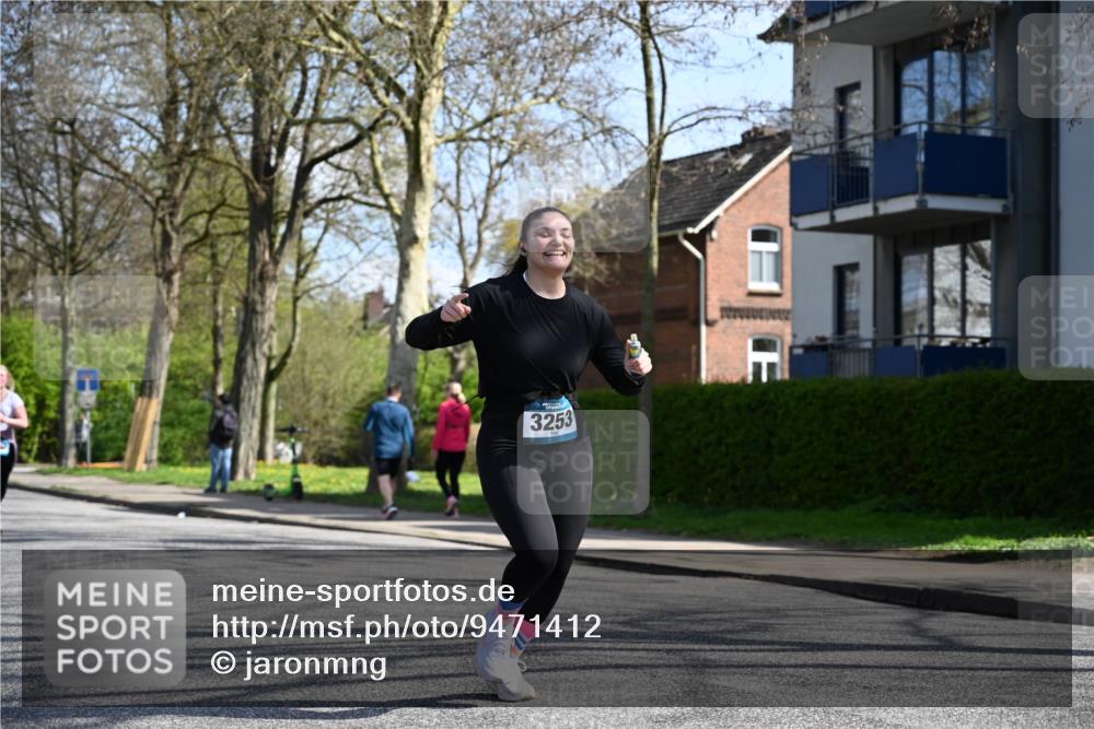 12.04.2026 - 45. Internationalen Wilhelmsburger Insellauf J. Mangold http://msf.ph/oto/9471412 12.04.2026 11:25:58 Ziel 3253, 2207, 2388, 3122, 2353 meine-sportfotos.de