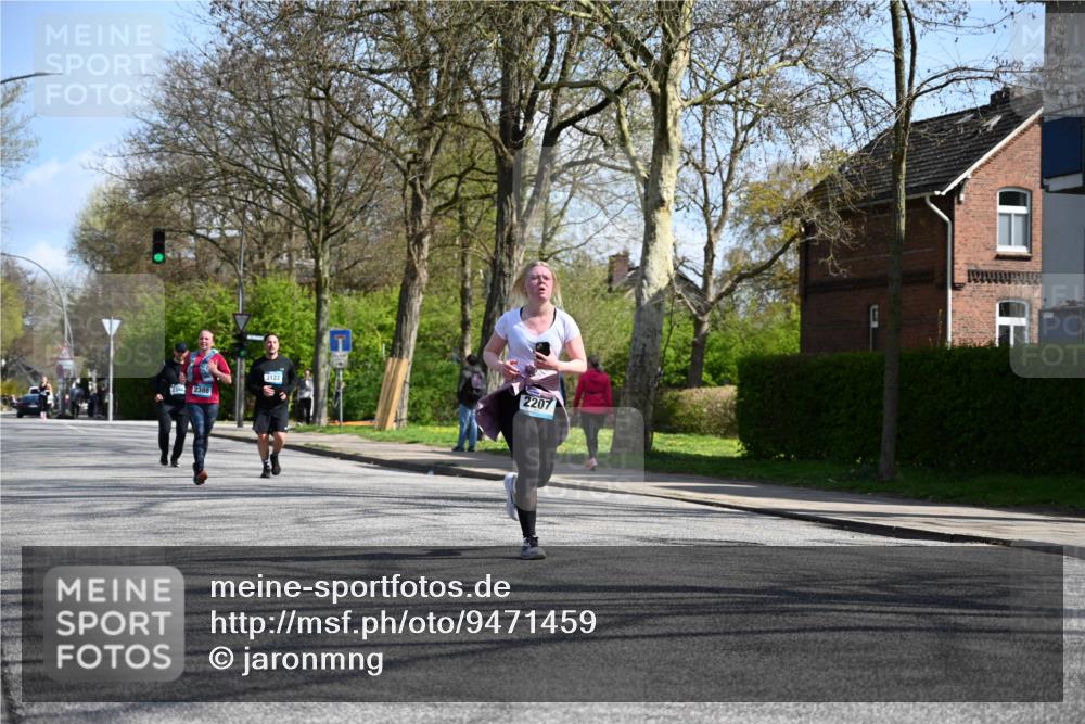 12.04.2026 - 45. Internationalen Wilhelmsburger Insellauf J. Mangold http://msf.ph/oto/9471459 12.04.2026 11:26:02 Ziel 3253, 2207, 2388, 3122, 2353 meine-sportfotos.de