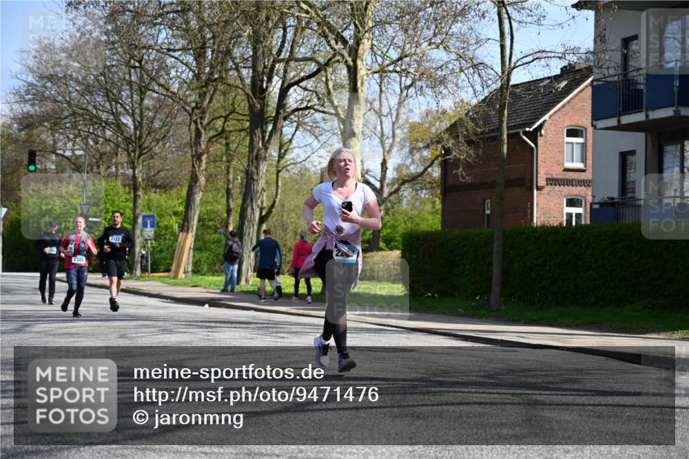 12.04.2026 - 45. Internationalen Wilhelmsburger Insellauf J. Mangold http://msf.ph/oto/9471476 12.04.2026 11:26:02 Ziel 3253, 2207, 2388, 3122, 2353 meine-sportfotos.de