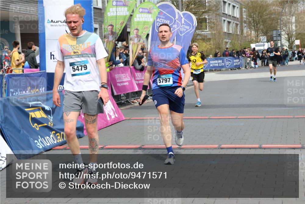 12.04.2026 - 45. Internationalen Wilhelmsburger Insellauf Strokosch-Dieckow http://msf.ph/oto/9471571 12.04.2026 12:52:30 Ziel 3903, 5479, 5797, 4529 meine-sportfotos.de