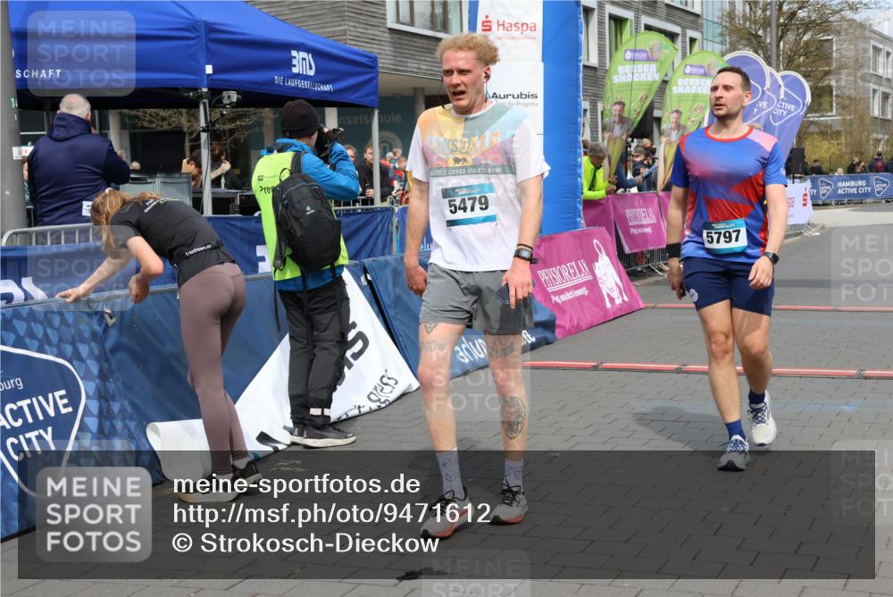 12.04.2026 - 45. Internationalen Wilhelmsburger Insellauf Strokosch-Dieckow http://msf.ph/oto/9471612 12.04.2026 12:52:31 Ziel 5479, 5797, 4529, 5758 meine-sportfotos.de
