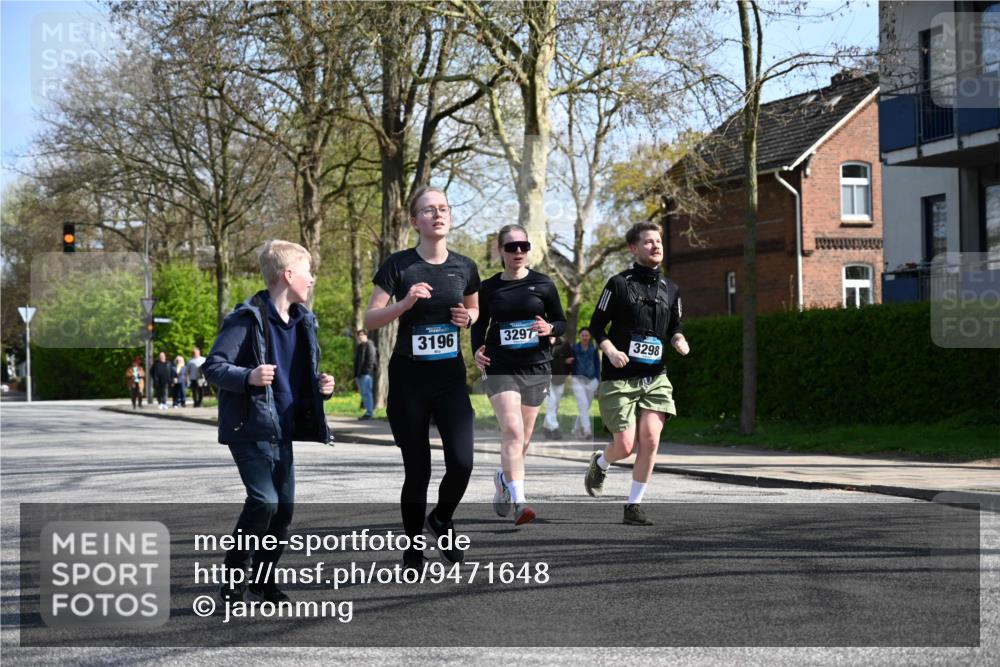 12.04.2026 - 45. Internationalen Wilhelmsburger Insellauf J. Mangold http://msf.ph/oto/9471648 12.04.2026 11:26:55 Ziel 2523, 3298, 3297, 3196 meine-sportfotos.de